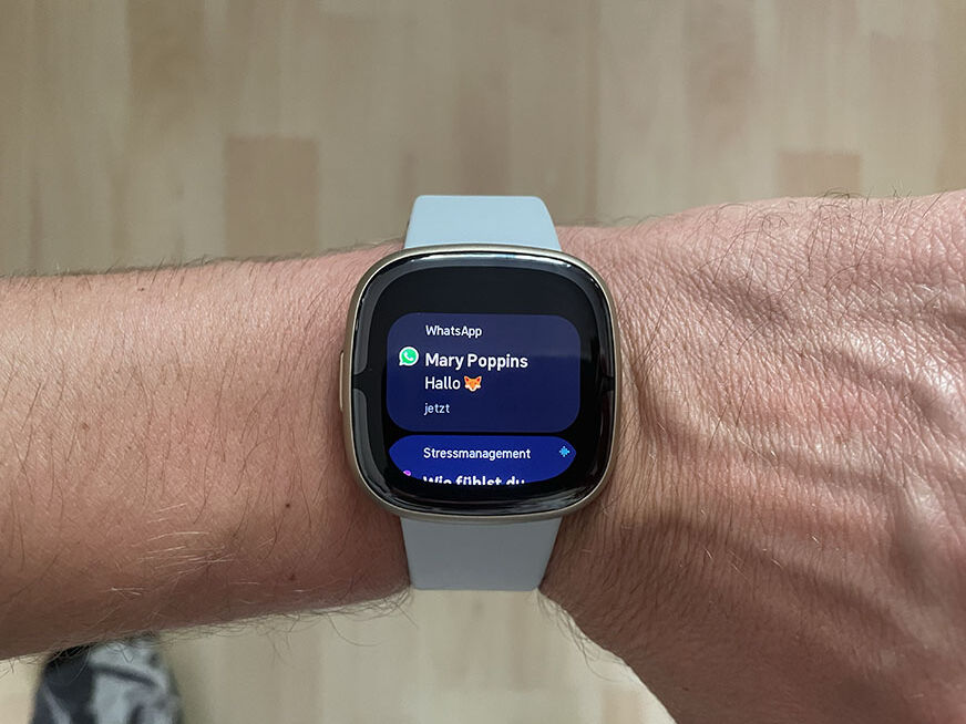 Man sieht eine eingehende Nachricht auf der Fitbit Sense 2.